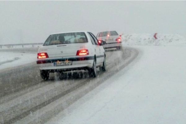 جاده‌های خراسان رضوی لغزنده و برفی است 