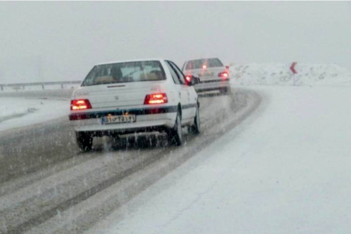 جاده‌های خراسان رضوی لغزنده و برفی است 