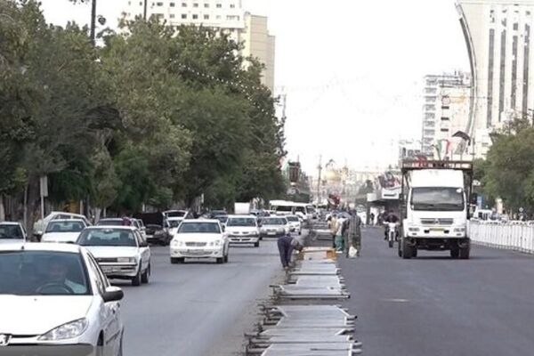 جمع‌آوری نرده‌های بی‌آرتی خیابان امام رضا(ع) به منظور ایمن‌سازی مسیر تشییع پیکر رهبر شهید در مشهد