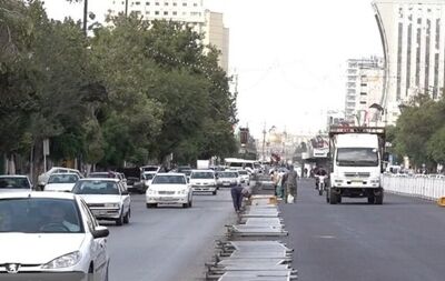 جمع‌آوری نرده‌های بی‌آرتی خیابان امام رضا(ع) به منظور ایمن‌سازی مسیر تشییع پیکر رهبر شهید در مشهد