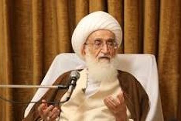  آیت‌الله نوری همدانی نماز را بر پیکر رهبر شهید اقامه می‌کند
