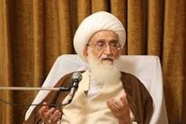  آیت‌الله نوری همدانی نماز را بر پیکر رهبر شهید اقامه می‌کند