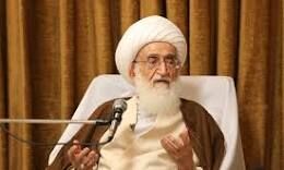  آیت‌الله نوری همدانی نماز را بر پیکر رهبر شهید اقامه می‌کند