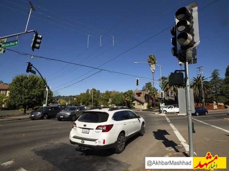 حرکت تحسین‌برانگیز شهروند مشهدی در هدایت خودروها هنگام قطع چراغ راهنمایی