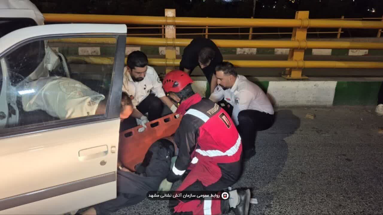 تصادف مرگبار خودروی پژوپارس با تریلی و موتورسیکلت در بزرگراه بابانظر مشهد + عکس (۱۵ شهریور ۱۴۰۵)
