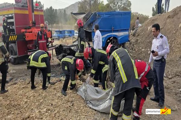 سقوط نیسان به کانال در ورودی مشهد/ راننده در آتش سوخت