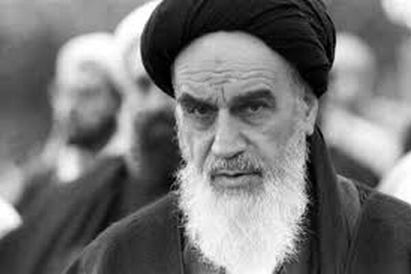 مردی که سه بار متولد شد | مروری بر زندگی و زمانه امام خمینی (ره)