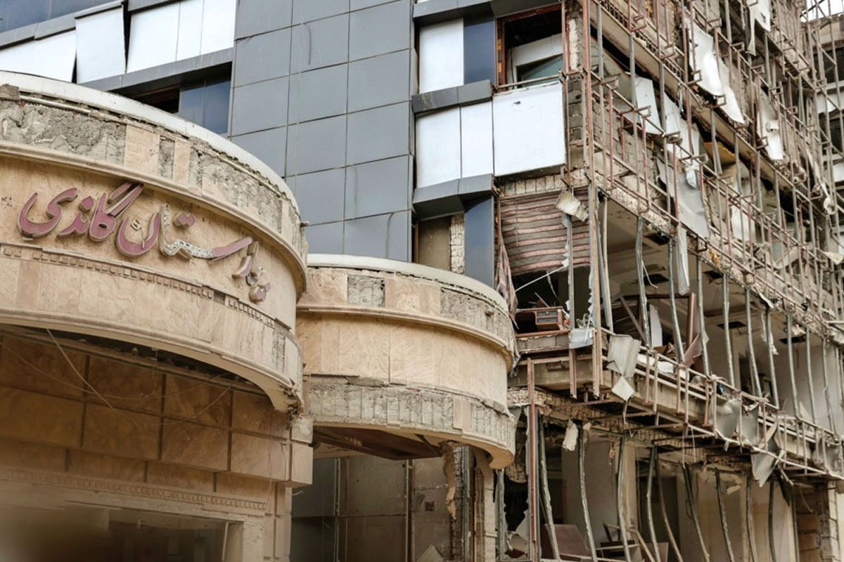 پزشکان و پرستاران مشهدی ایستاده در سنگر درمان