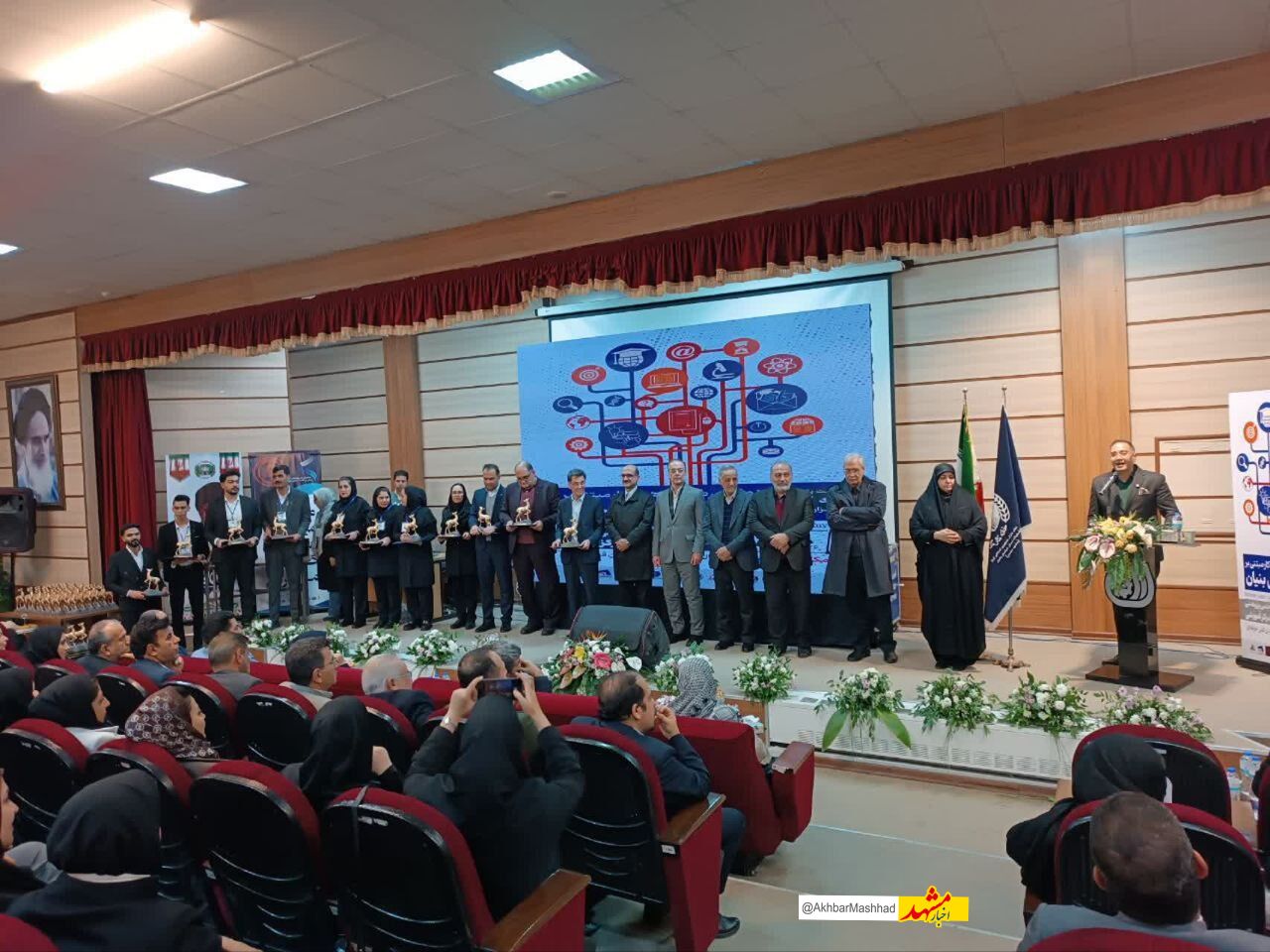  خلاقیت و نوآوری در جامعه شاد محقق می شود /
قهرمانی مشهد در همایش ملی کار مبتنی بر اقتصاد دانش بنیان