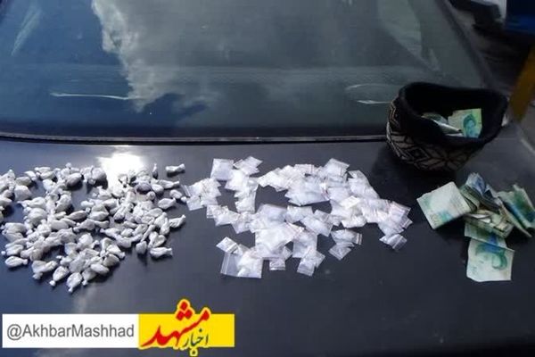 دستگیری خرده فروش با 115 بسته مواد مخدر 