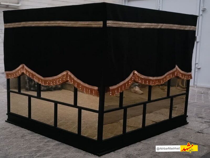 قرآن طراحی‌شده به شکل کعبه در مشهد به نمایش درمی‌آید