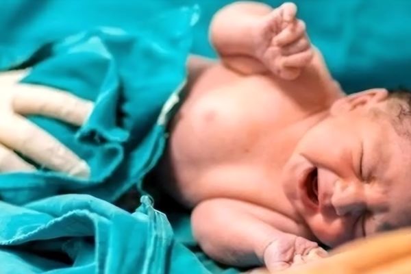 تولد نوزاد عجول در دستان پرسنل اورژانس ۱۱۵ قوچان