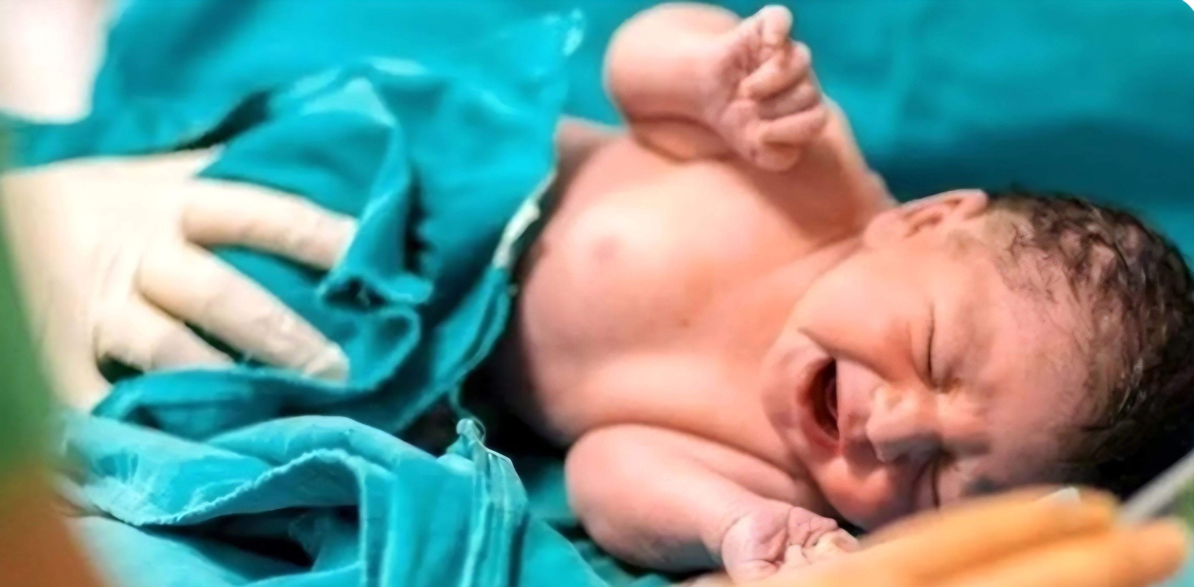 تولد نوزاد عجول در دستان پرسنل اورژانس ۱۱۵ قوچان