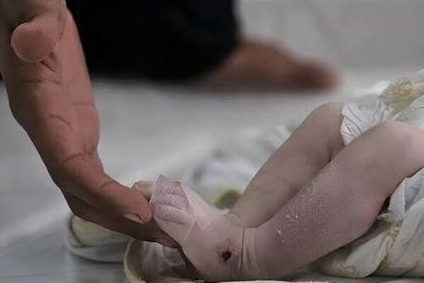 فیلم صحنه قتل دردناک نوزاد چند روزه توسط پدرش و پرت جنازه اش از پنجره آپارتمان به بیرون