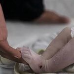 فیلم صحنه قتل دردناک نوزاد چند روزه توسط پدرش و پرت جنازه اش از پنجره آپارتمان به بیرون