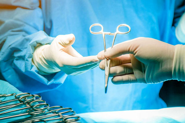 مرگ ۵ کودک زیر تیغ جراحی پزشک متخصص و استمرار طبابت او!