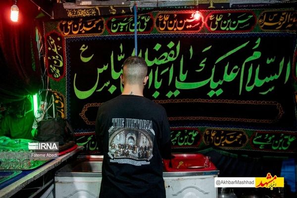 خدمت‌رسانی به زائران اربعین حسینی در نجف اشرف زیر پرچم متبرک حرم رضوی