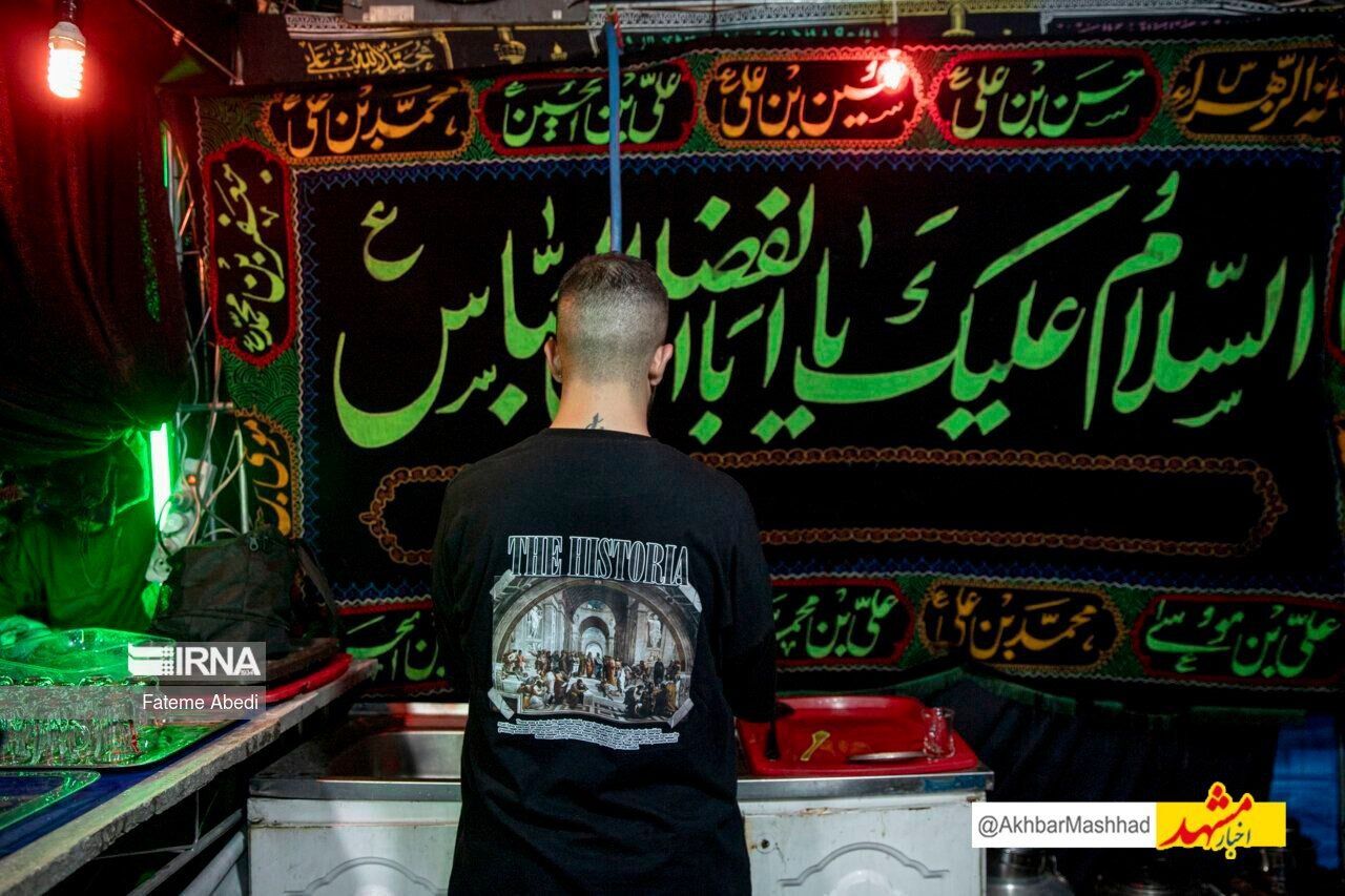 خدمت‌رسانی به زائران اربعین حسینی در نجف اشرف زیر پرچم متبرک حرم رضوی