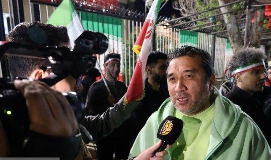 خداداد عزیزی در تجمعات مردمی مشهد | برای من نام ایران و این پرچم مهم است + فیلم