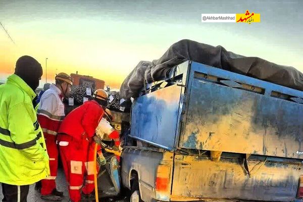 برخورد نیسان با تریلی در محور نیشابور به مشهد منجر به مصدومیت ۳ نفر شد
