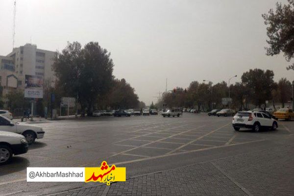 گرد و غبار همچنان گلوی مشهد را می‌فشارد