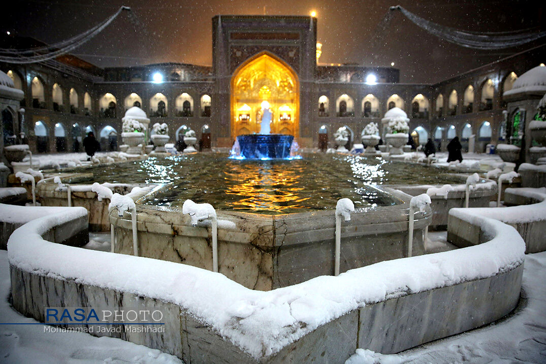 تصاویری جذاب از برف و کولاک در حرم مطهر رضوی/ عکس