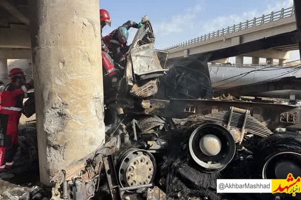 سقوط مرگبار تریلی حامل شیر از پل کمربند سبز مشهد؛ راننده در آتش سوخت