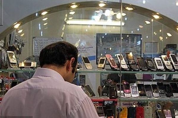 واردات تلفن همراه از مسیر‌های جایگزین | قیمت موبایل در بازار مشهد ۵ تا ۱۰ درصد افزایش داشته است