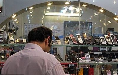 واردات تلفن همراه از مسیر‌های جایگزین | قیمت موبایل در بازار مشهد ۵ تا ۱۰ درصد افزایش داشته است