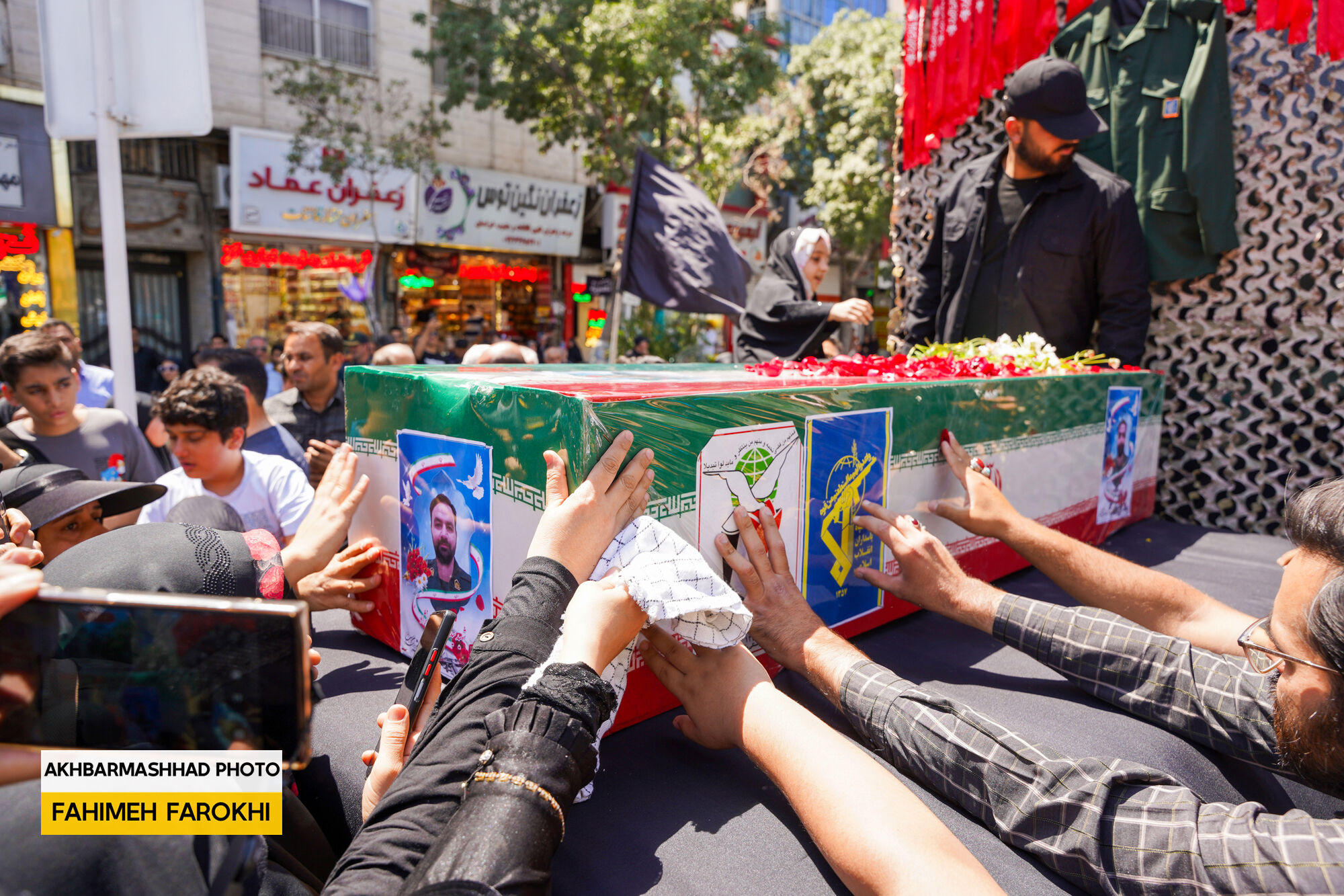 تشییع شهید خراسانی جنگ ۱۲ روزه با فریاد «خشم و نصر» در مشهد + عکس