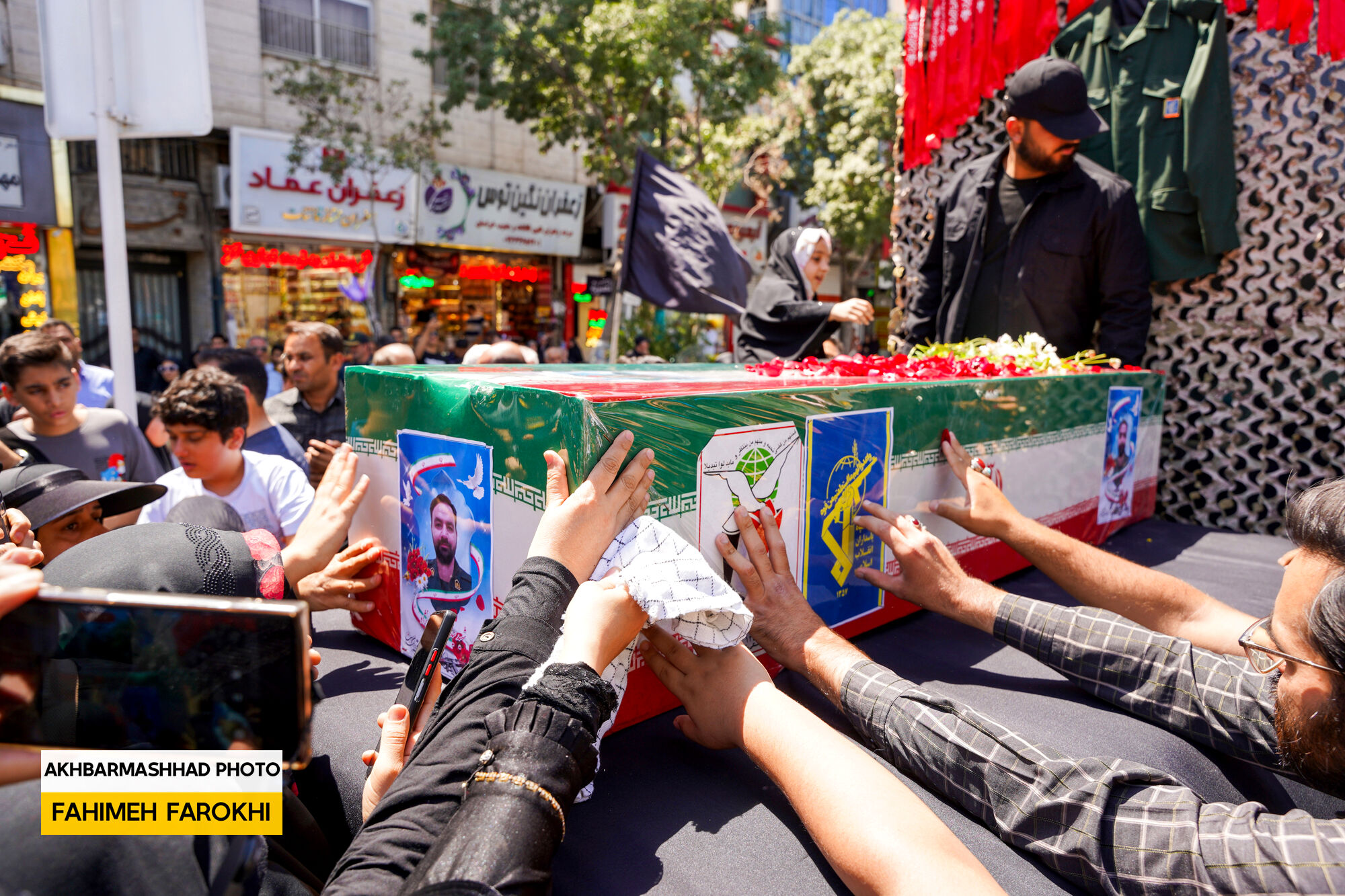 تشییع شهید خراسانی جنگ ۱۲ روزه با فریاد «خشم و نصر» در مشهد + عکس