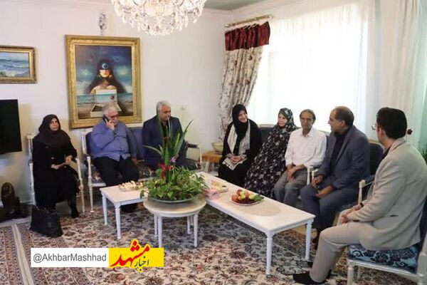 دیدار معاون صنایع‌دستی و هنرهای سنتی کشور با هنرمند آینه‌کار حرم مطهر رضوی
