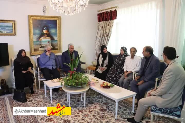 دیدار معاون صنایع‌دستی و هنرهای سنتی کشور با هنرمند آینه‌کار حرم مطهر رضوی
