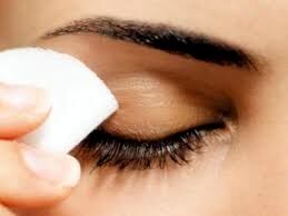 روش پاک کردن ریمل بدون آسیب به مژه