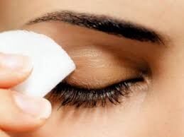 روش پاک کردن ریمل بدون آسیب به مژه
