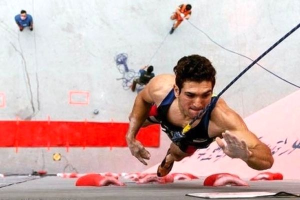 اهدای مدال طلای علیپور به زلزله‌زدگان