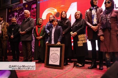 اهدای پیراهن هادی نوروزی به زلزله‌زدگان کرمانشاه