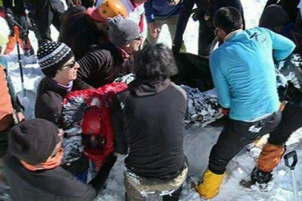لحظه پیدا شدن آخرین مفقودی حادثه سقوط بهمن اشترانکوه