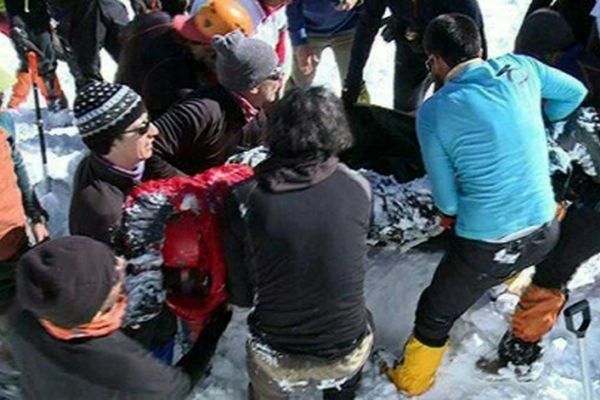 لحظه پیدا شدن آخرین مفقودی حادثه سقوط بهمن اشترانکوه