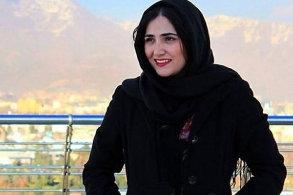 دفاع تمام قد خانم بازیگر مشهور از رای به حسن روحانی + عکس