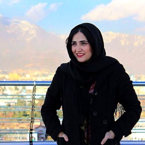 دفاع تمام قد خانم بازیگر مشهور از رای به حسن روحانی + عکس