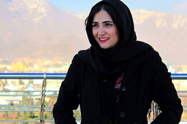 دفاع تمام قد خانم بازیگر مشهور از رای به حسن روحانی + عکس