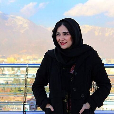 دفاع تمام قد خانم بازیگر مشهور از رای به حسن روحانی + عکس