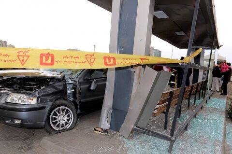 برخورد سمند با ایستگاه اتوبوس در مشهد