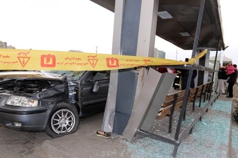 برخورد سمند با ایستگاه اتوبوس در مشهد