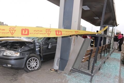 برخورد سمند با ایستگاه اتوبوس در مشهد