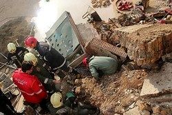 سقوط سنگ بر روی کارگر جوان