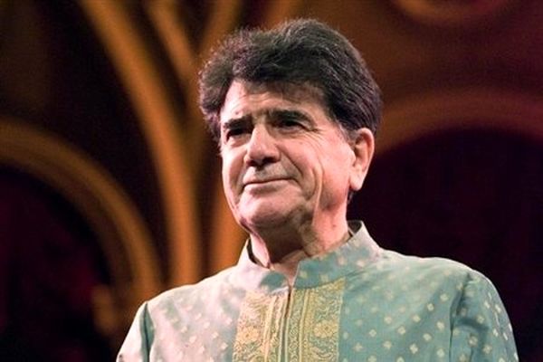 8 ماه است که در درمان پدر بر سر دو راهی مانده‌ایم