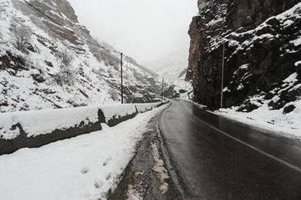 بارش برف و باران در محورهای مواصلاتی استان