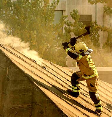 کار خطرناک و شجاعانه یک آتش نشان